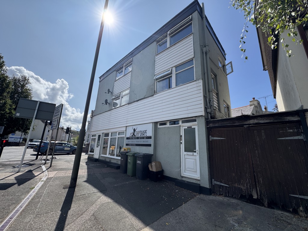 Lot: 68 - MIXED USE INVESTMENT CLOSE TO THE TOWN CENTRE - Front of the whole building including adjoining garage